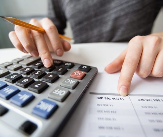 YMM’nin Denetimdeki Görevleri İşletmelerin mali kayıtlarının doğru tutulması, finansal tabloların güvenilir bilgiler sunması ve vergi yükümlülüklerinin mevzuata uygun şekilde yerine getirilmesi, şirket yönetiminin temel sorumlulukları arasında bulunuyor. Bu süreçlerde gerçekleştirilen mali incelemeler, işletmelerin finansal durumunu değerlendirmesine ve olası hataları zamanında fark etmesine yardımcı oluyor. Yeminli mali müşavir (YMM) ise mesleki yetkileri çerçevesinde yürüttüğü tasdik ve inceleme çalışmalarıyla işletmelerin mali süreçlerinde önemli bir rol üstleniyor. Konulu bir haber görseli.