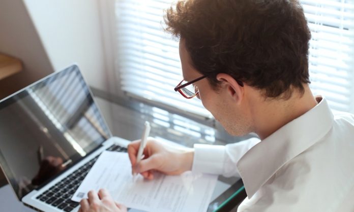 Şirketlerin mali işlemlerinin mevzuata uygun şekilde yürütülmesi, vergi yükümlülüklerinin doğru hesaplanması ve finansal belgelerin güvenilirliğinin değerlendirilmesi, iş dünyasında önemli bir yer tutuyor. Bu süreçlerde görev alan meslek gruplarından biri olan Yeminli Mali Müşavir (YMM), belirli mesleki şartları yerine getirerek ruhsat alan ve kanunla tanımlanan yetkiler çerçevesinde faaliyet gösteren uzmanlardan oluşuyor. YMM'ler, özellikle mali belgelerin incelenmesi ve belirli işlemlerin tasdik edilmesi süreçlerinde sorumluluk üstleniyor. Konulu bir haber görseli.