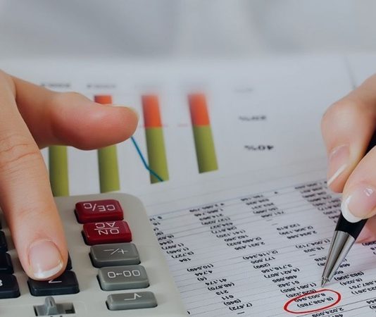 YMM’nin Şirketlere Sunduğu Hizmetler Şirketlerin mali süreçlerini doğru yönetmesi, vergi yükümlülüklerini zamanında yerine getirmesi ve finansal kararlarını yürürlükteki mevzuata uygun şekilde alması, kurumsal yönetimin önemli unsurları arasında bulunuyor. Muhasebe kayıtlarının düzenlenmesi, vergi beyannamelerinin hazırlanması, mali tabloların değerlendirilmesi ve belirli işlemlerin mevzuata uygunluğunun incelenmesi, işletmelerin düzenli olarak yürüttüğü çalışmalar arasında yer alıyor. Bu süreçlerde yeminli mali müşavir (YMM) tarafından sunulan hizmetler, şirketlerin mali işlemlerini daha sistemli biçimde değerlendirmesine yardımcı olabiliyor. Konulu bir haber görseli.