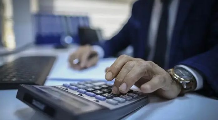 YMM’nin Vergi Planlamasındaki Rolü Şirketlerin mali süreçlerini doğru yönetmesi, vergi yükümlülüklerini zamanında yerine getirmesi ve finansal kaynaklarını verimli kullanması, sürdürülebilir bir iş yapısının temel unsurları arasında yer alıyor. Vergi mevzuatındaki değişiklikler, farklı beyan yükümlülükleri ve işletmelerin büyüme hedefleri, vergi süreçlerinin profesyonel bir yaklaşımla ele alınmasını önemli hale getiriyor. Bu noktada Yeminli Mali Müşavir (YMM) hizmetleri, işletmelerin vergi planlaması süreçlerinde önemli bir rol üstleniyor. Konulu bir haber görseli.