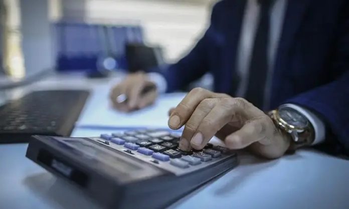 Şirketlerin mali süreçlerini doğru yönetmesi, vergi yükümlülüklerini zamanında yerine getirmesi ve finansal kaynaklarını verimli kullanması, sürdürülebilir bir iş yapısının temel unsurları arasında yer alıyor. Vergi mevzuatındaki değişiklikler, farklı beyan yükümlülükleri ve işletmelerin büyüme hedefleri, vergi süreçlerinin profesyonel bir yaklaşımla ele alınmasını önemli hale getiriyor. Bu noktada Yeminli Mali Müşavir (YMM) hizmetleri, işletmelerin vergi planlaması süreçlerinde önemli bir rol üstleniyor. Konulu bir haber görseli.