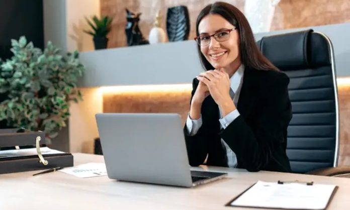 Yeminli Mali Müşavir Nedir Şirketlerin mali işlemlerinin doğru şekilde yürütülmesi, vergi yükümlülüklerinin yerine getirilmesi ve finansal kayıtların mevzuata uygun biçimde hazırlanması, işletmeler açısından önemli bir sorumluluk oluşturuyor. Bu süreçlerde uzmanlığıyla öne çıkan meslek gruplarından biri de Yeminli Mali Müşavir (YMM) olarak biliniyor. Mali müşavirlik mesleğinin belirli koşulları sağlayan ve özel bir ruhsat almaya hak kazanan üyelerinden oluşan bu meslek grubu, işletmelerin mali tabloları, vergi beyannameleri ve çeşitli finansal belgeleri üzerinde tasdik işlemleri gerçekleştirebiliyor. Konulu bir haber görseli.