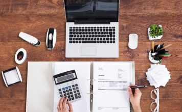 Yevmiye Defteri Nedir? İşletmelerin mali işlemlerini düzenli biçimde kayıt altına alması, finansal durumlarını takip edebilmesi ve muhasebe süreçlerini mevzuata uygun şekilde yürütebilmesi açısından büyük önem taşıyor. Günlük faaliyetler sırasında gerçekleştirilen alış, satış, tahsilat, ödeme ve diğer mali işlemlerin belirli bir düzen içerisinde kaydedilmesi gerekiyor. Bu süreçte kullanılan temel muhasebe araçlarından biri olan yevmiye defteri, işletmelerin gerçekleştirdiği işlemlerin tarih sırasına göre kayıt altına alınmasını sağlıyor. Konulu bir haber görseli.
